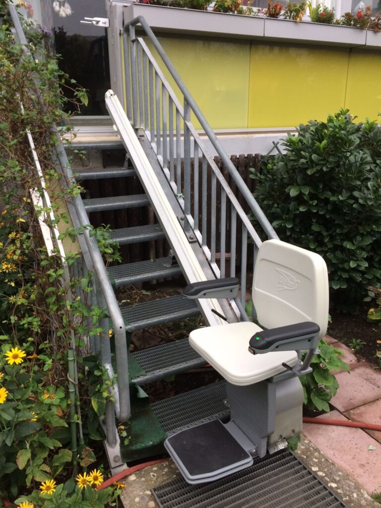 aussenlift-gerade-treppe-aussen-gebrauchter-treppenlift