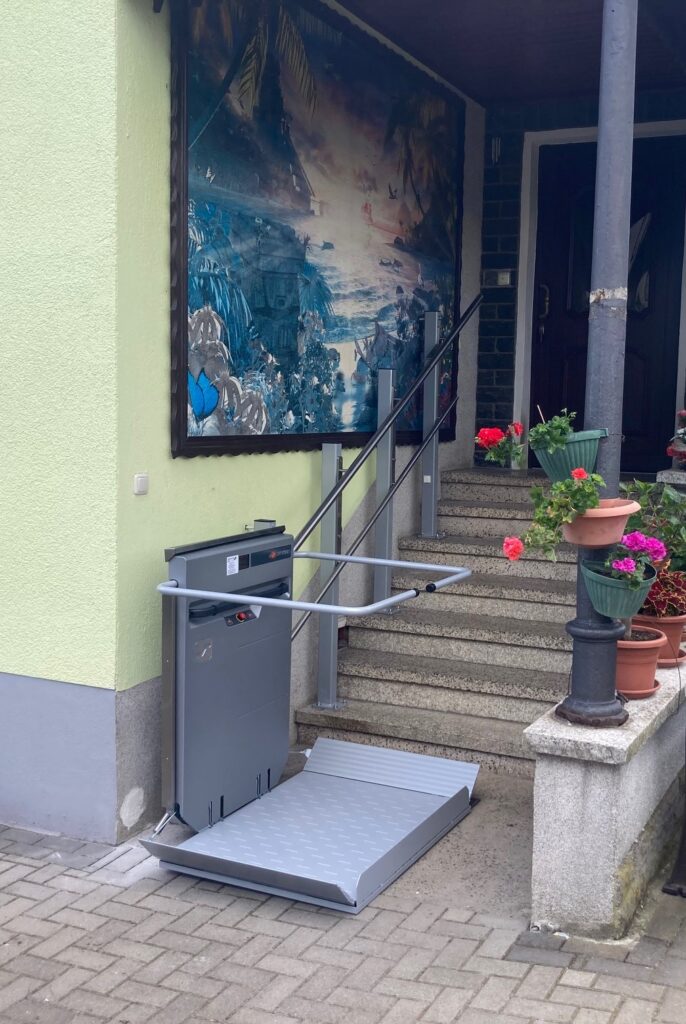 aussentreppenlift-rollstuhllift-aussen-gerade-eingangstreppe-einfamilienhaus