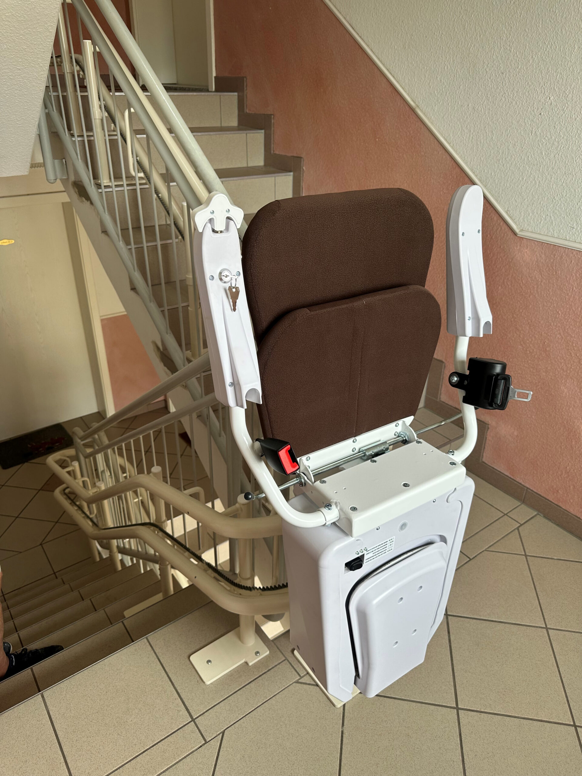 gerader-treppenlift-im-mietshaus-treppenhaus-mehrfamilienhaus-sachsen-dresden-bautzen