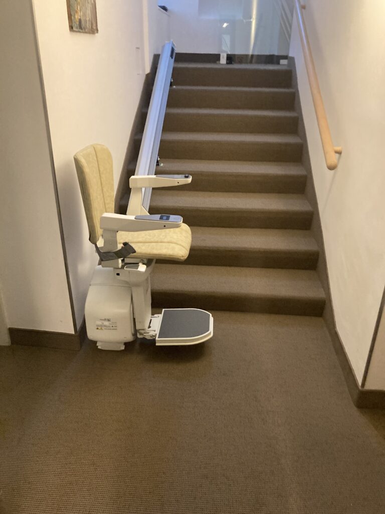 gerader-treppenlift-innentreppe-beige-sitz-sachsen-dresden