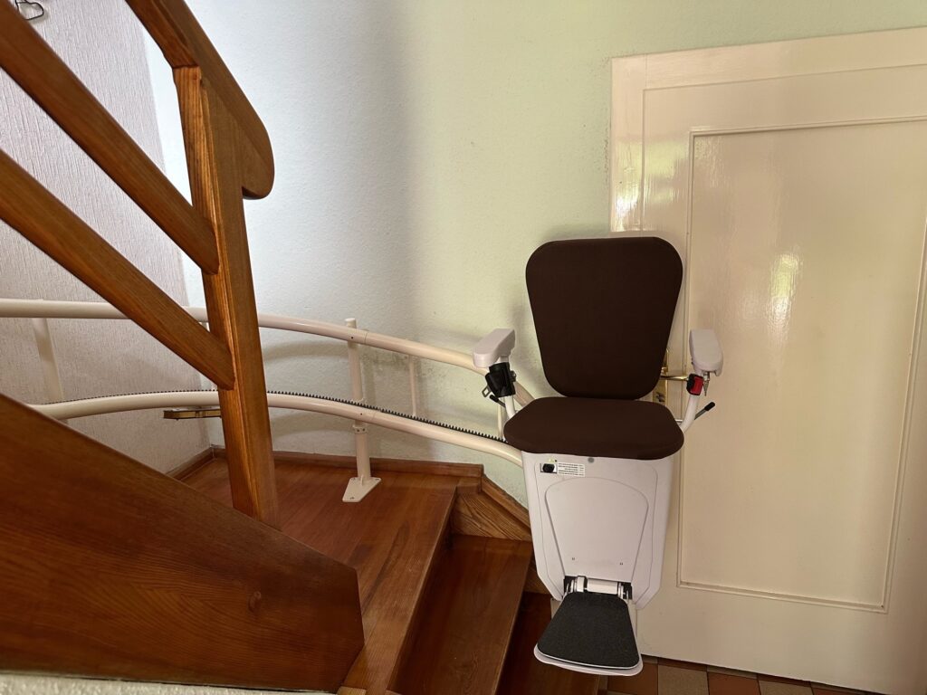 kurven-treppenlift-holztreppe-einbau-sachsen-dresden-goerlitz-sitzlift