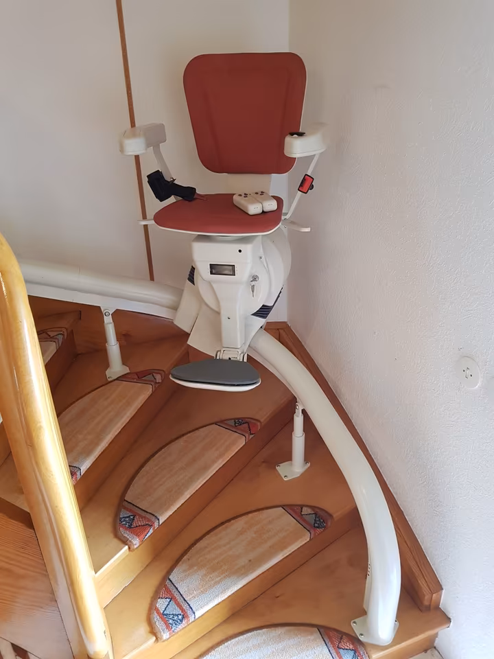 kurvenlift-treppenlift-mieten-oder-kaufen-wendeltreppe