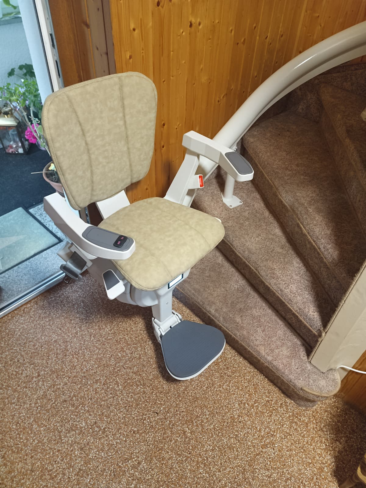 loebau-treppenlift-bautzen-goerlitz-innen-kurvige-steile-treppe-sitzlift