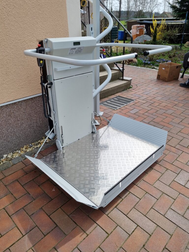 plattformlift-aussen-treppenlift-rollstuhlfahrer
