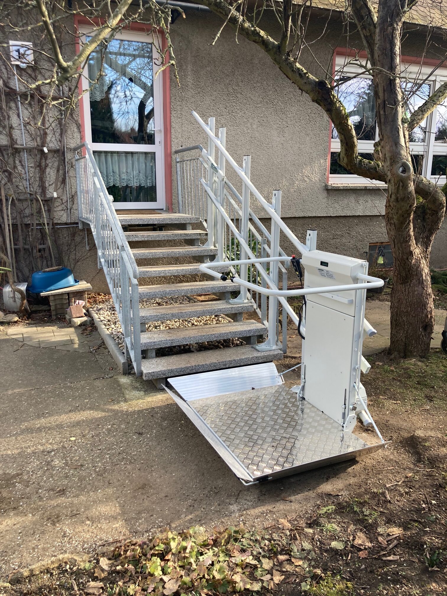 plattformlift-gebraucht-aussen-treppe-rollstuhllift