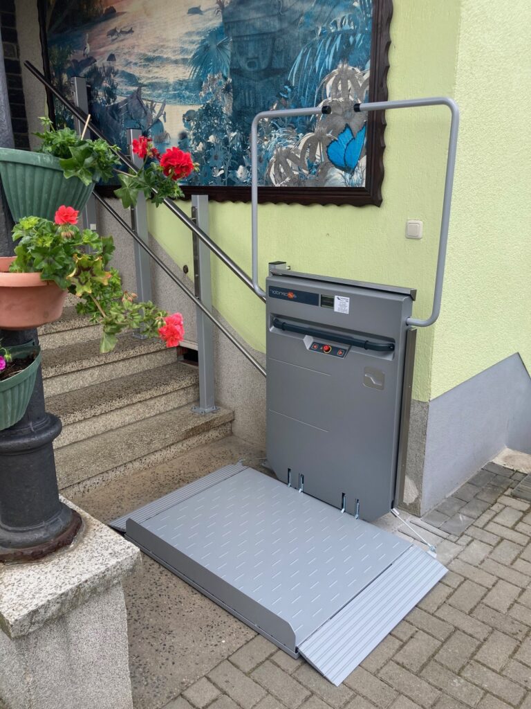 plattformlift-gerade-aussen-treppenlift-rollstuhlfahrer-dresden-sachsen-bautzen-goerlitz