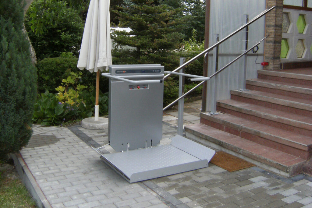 rollstuhllift-treppenlift-aussen-dresden-plattformlift