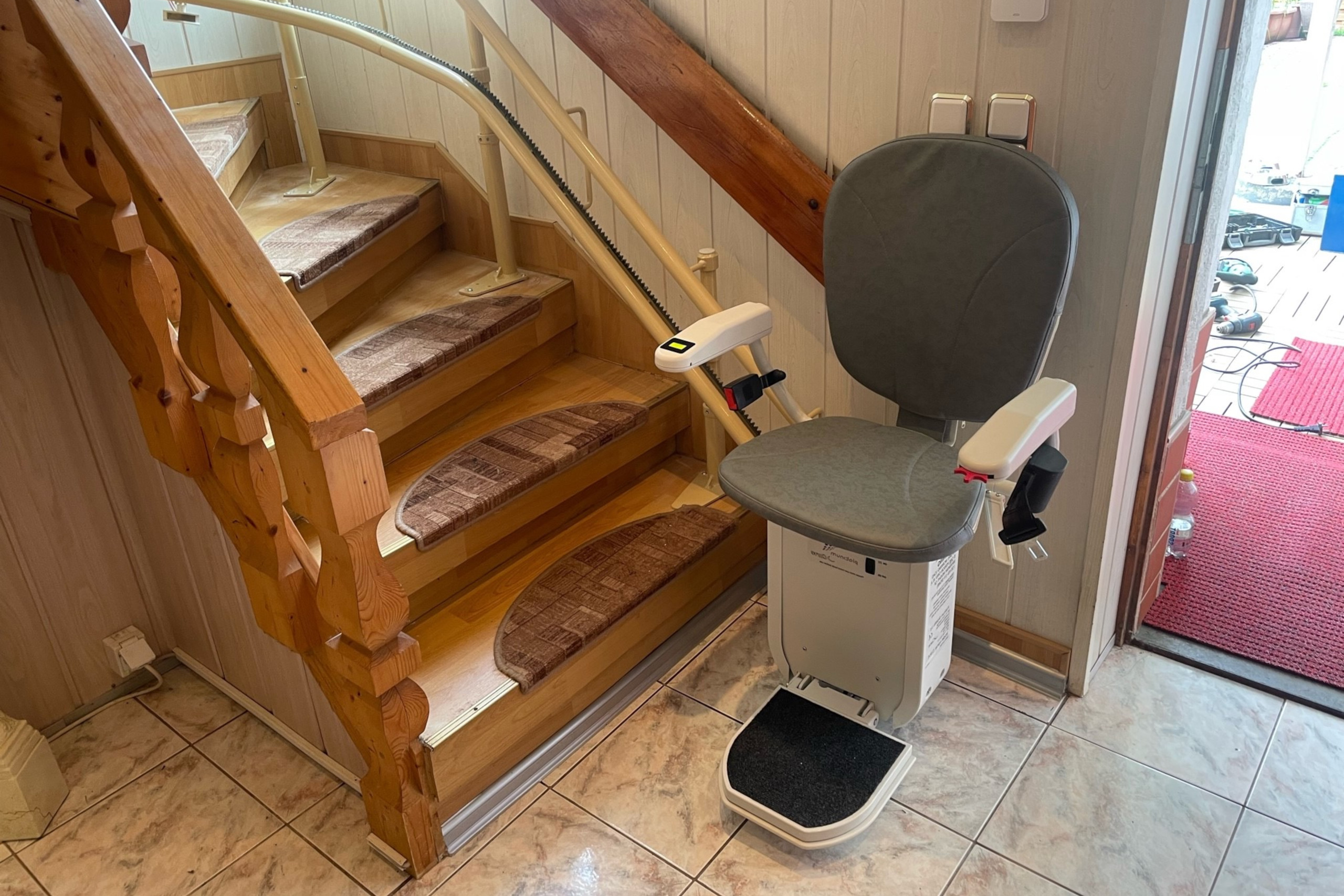 sitzlift-gebraucht-treppenlift-fuer-schmale-treppen