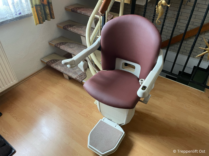 sitzlift-kurvig-treppenlifter-lederbezug-treppenlifte-sachsen