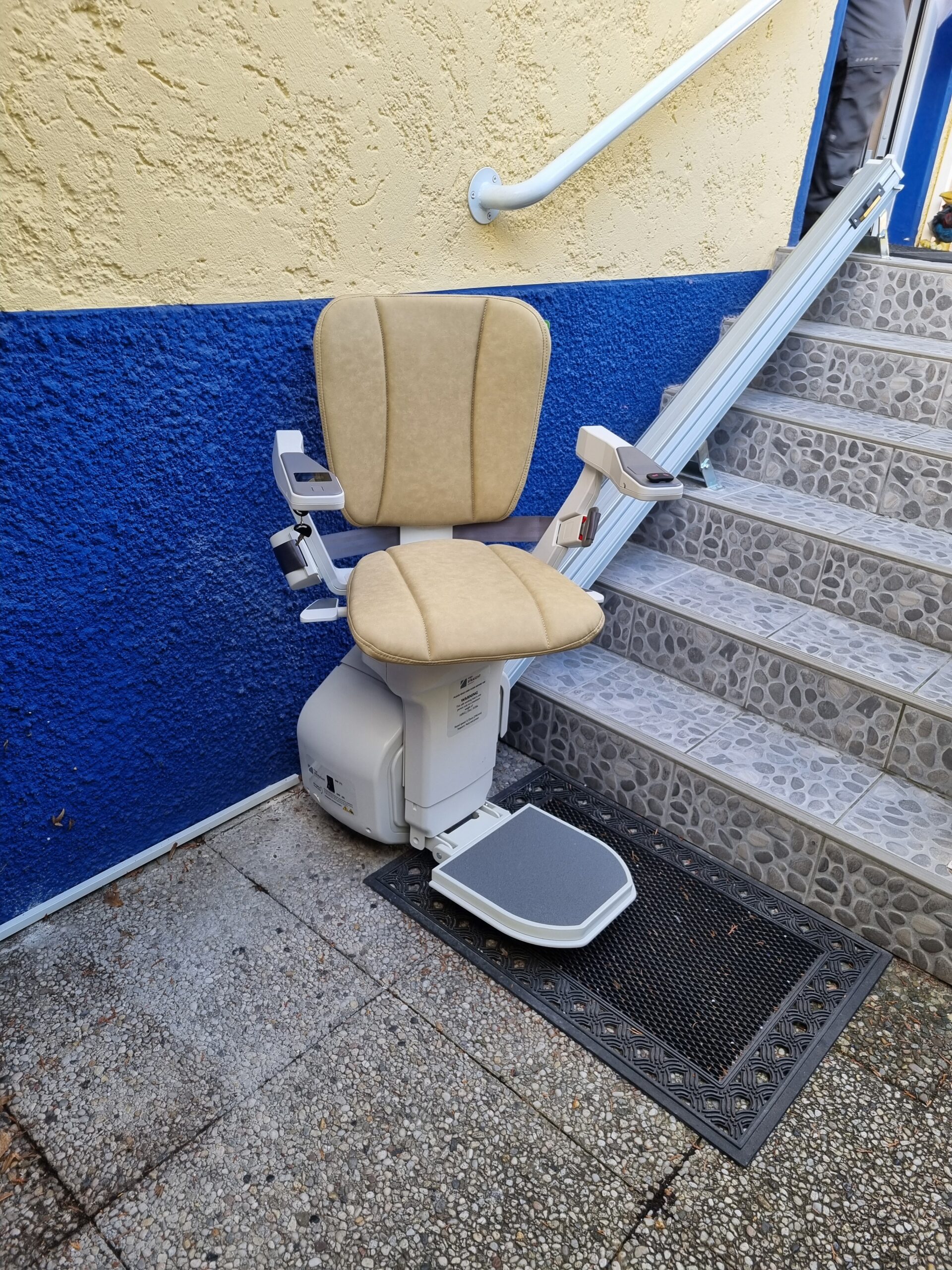 treppenlift-aussen-gerade-eingangstreppe-sachsen-bautzen-dresden