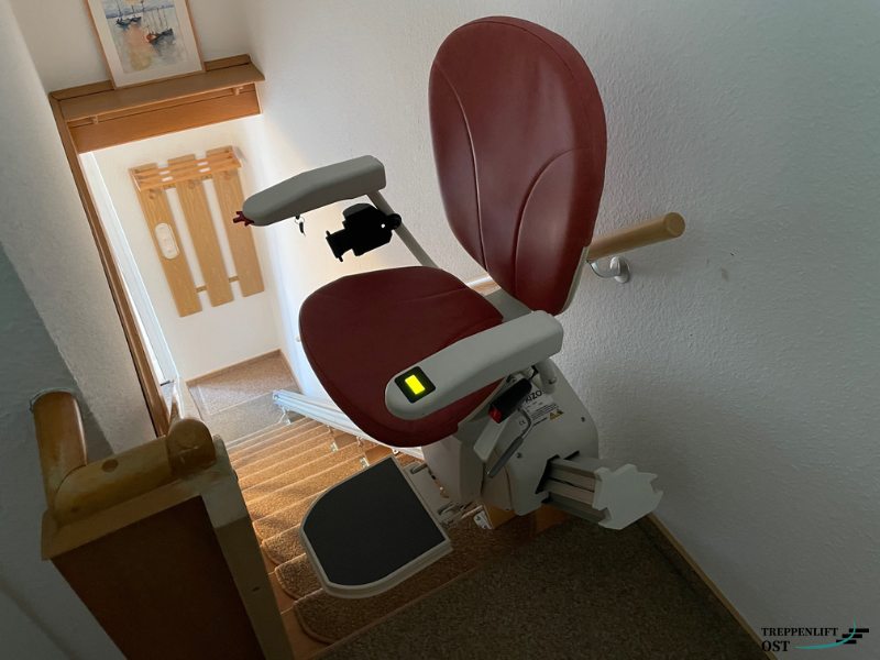 treppenlift-enge-treppe-schmal-sitzlift-einfamilienhaus-dresden-bautzen-sachsen