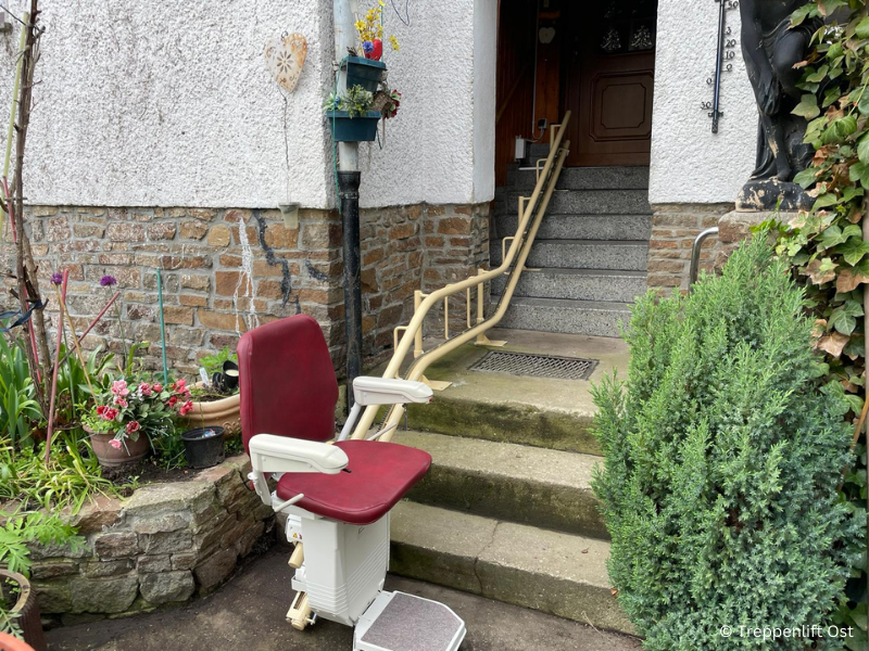 treppenlift-fuer-aussen-sitzlift-aussentreppe-sachsen