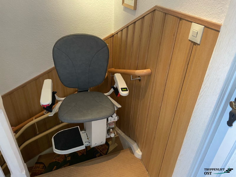 treppenlift-fuer-enge-treppe-einfamilienhaus-dresden-bautzen-sitzlift-kurvige-treppe