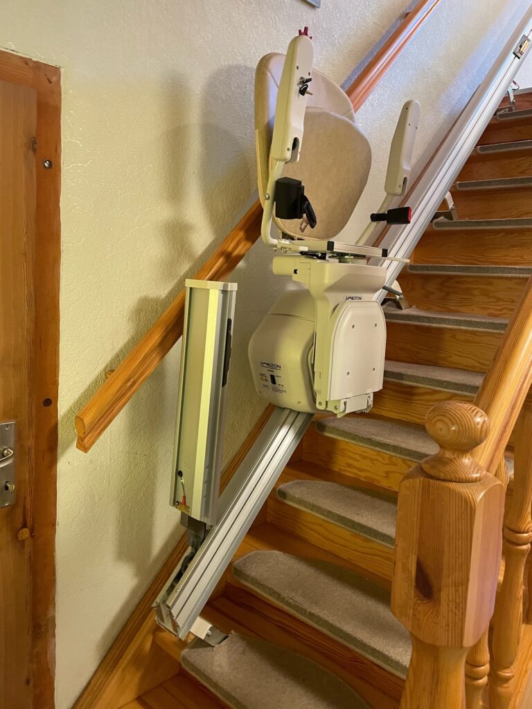 treppenlift-gerade-gebraucht-holztreppe-steil-sachsen