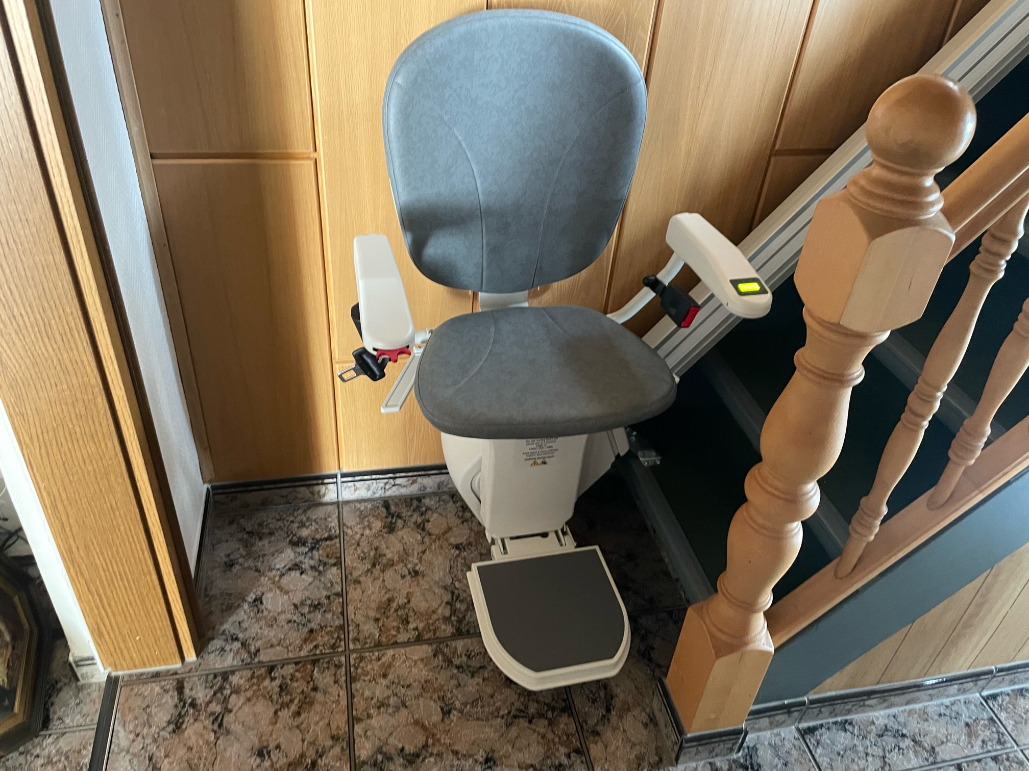 treppenlift-gerade-treppe-holztreppe-innen-gebraucht-bautzen-sachsen-dresden