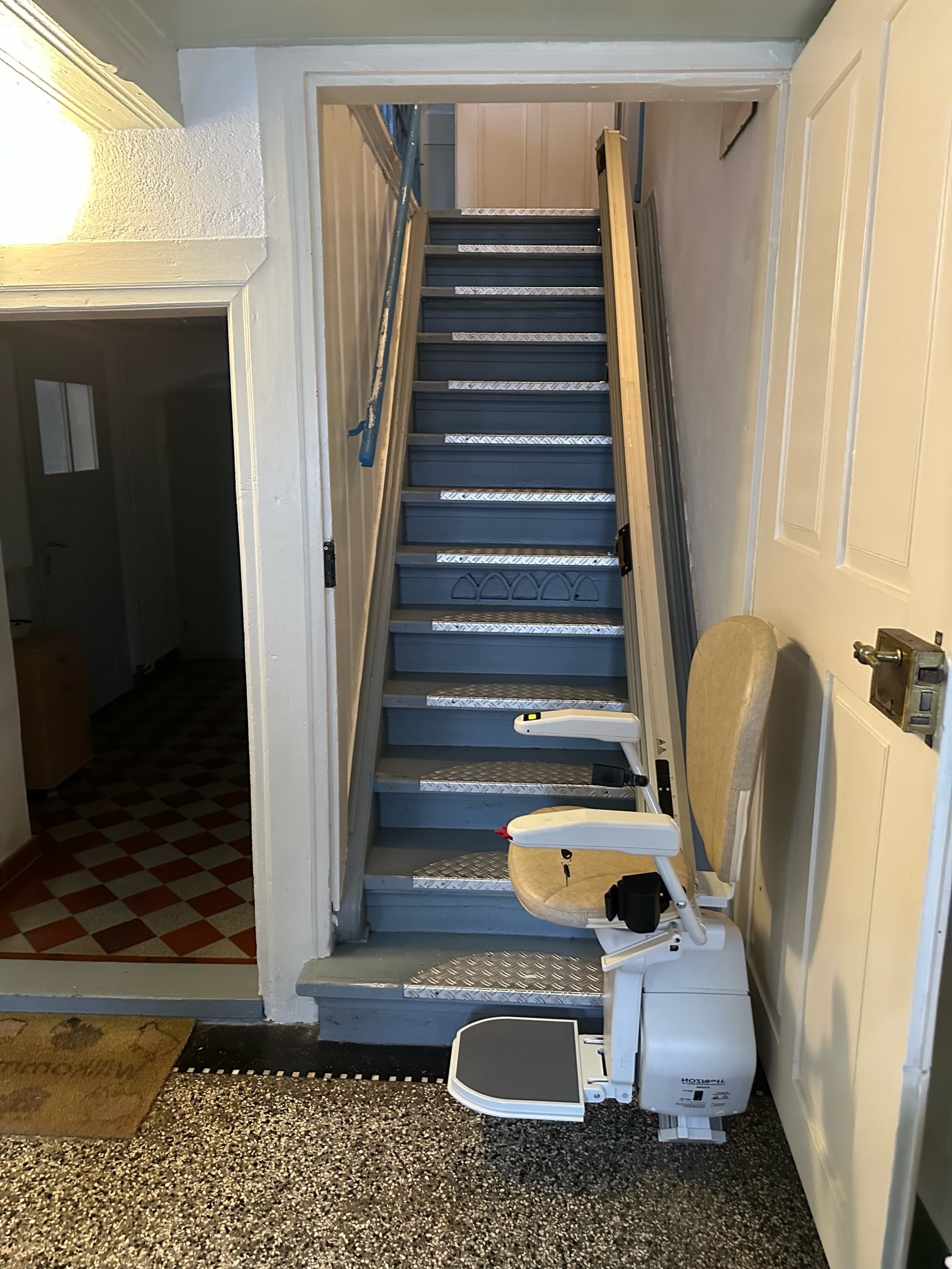 treppenlift-gerade-treppe-sehr-schmal-steil-lift-sachsen-dresden-bautzen