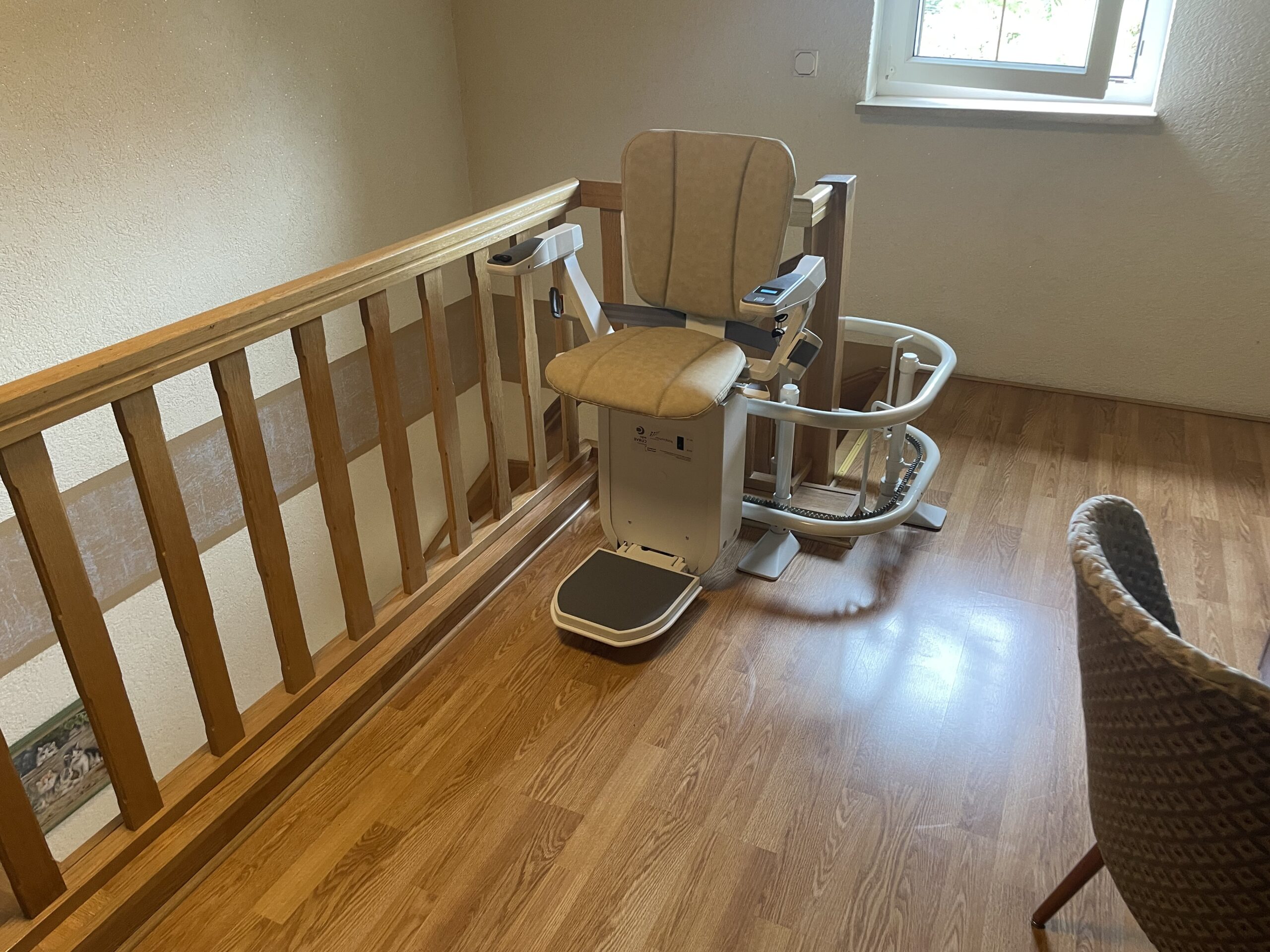 treppenlift-holztreppe-einfamilienhaus-treppenlift-kosten-foerdung-finanzierung