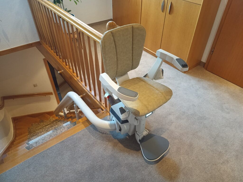 treppenlift-kurvig-holztreppe-dresden-bautzen