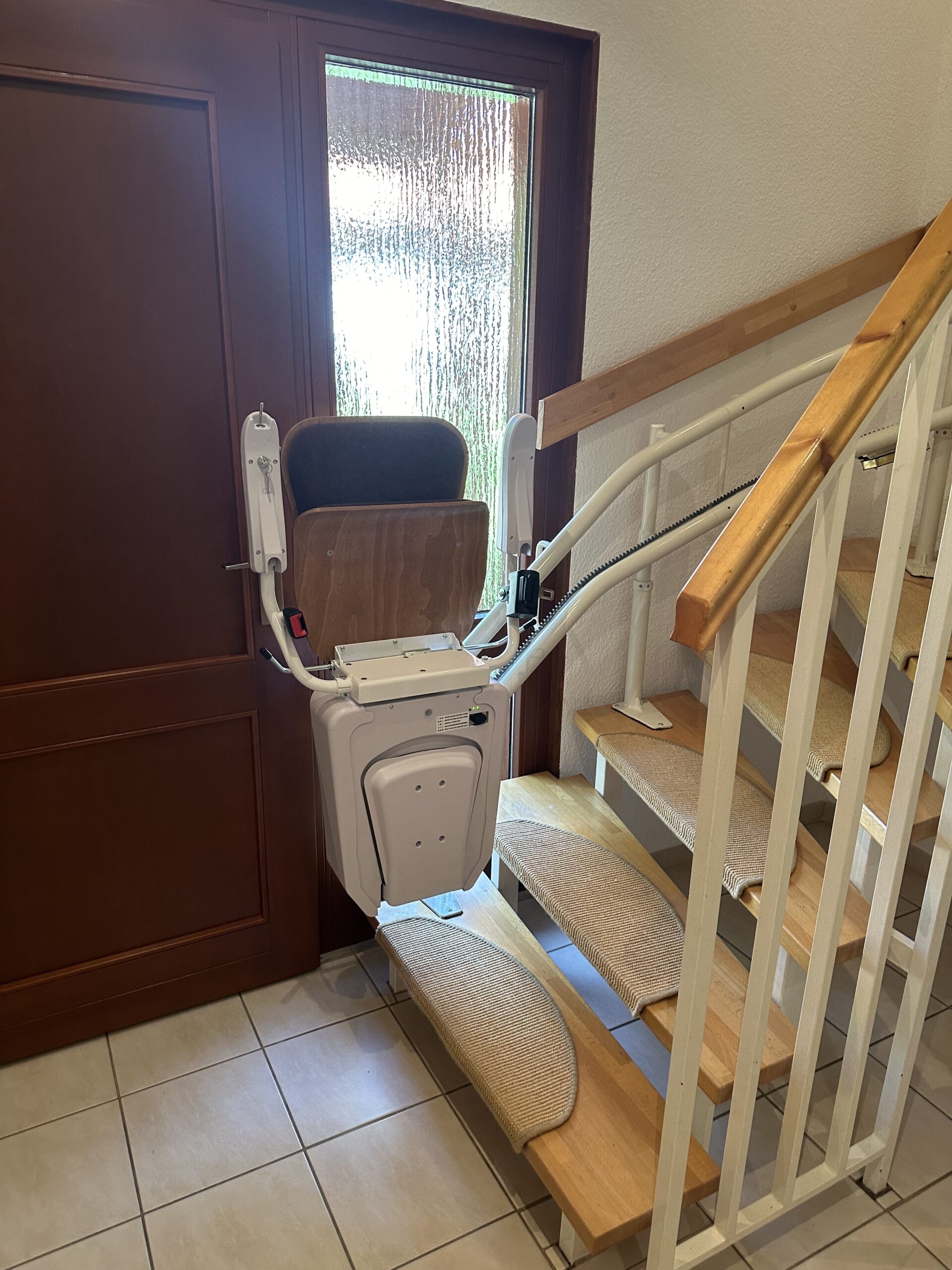 treppenlift-kurvig-schmal-platzsparender-lift-holzteppe-gewendelt-klappbar