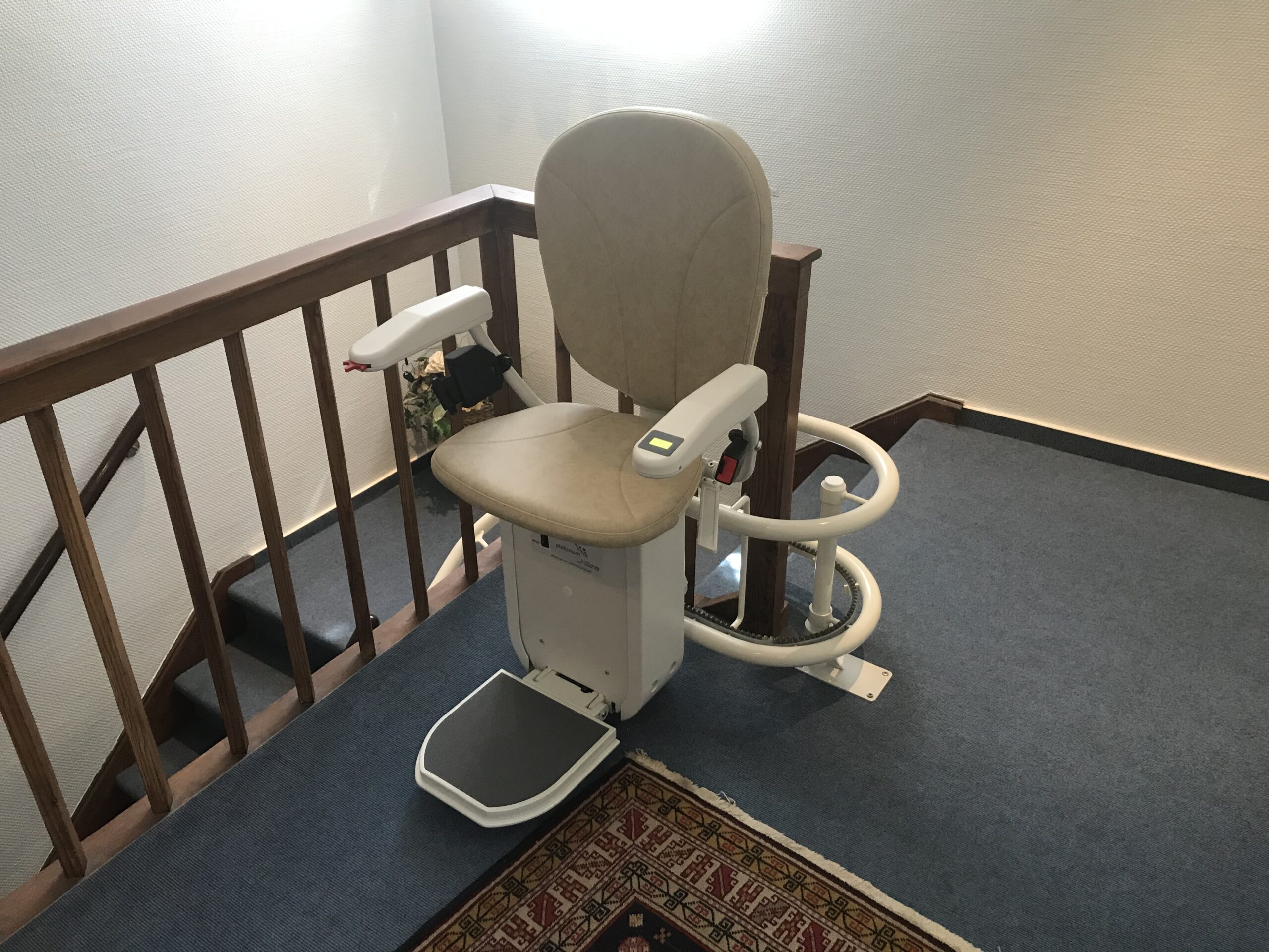 treppenlift-kurvige-treppe-einfamilienhaus-dresden-pirna