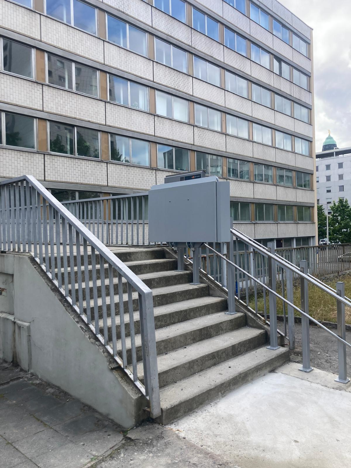 treppenlift-oeffentliche-gebaude-dresden-rollstuhllift-aussen