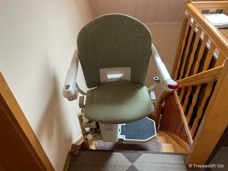 treppenlift-ost-lift-fuer-wendeltreppe-kosten-einbau-sachsen-bautzen