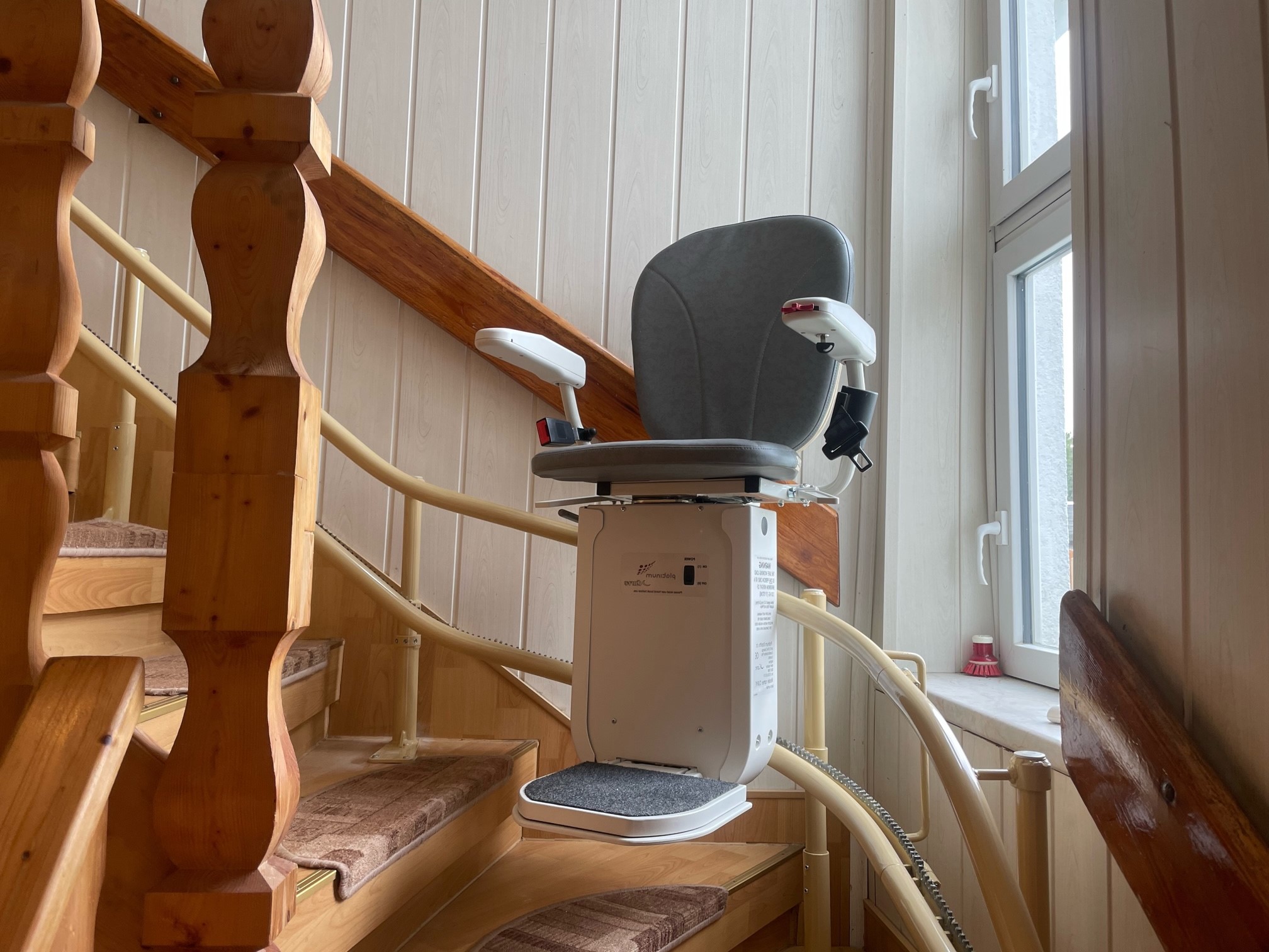 treppenlift-pulsnitz-radeberg-pirna-kamenz-einfamilienhaus-kurvige-treppe