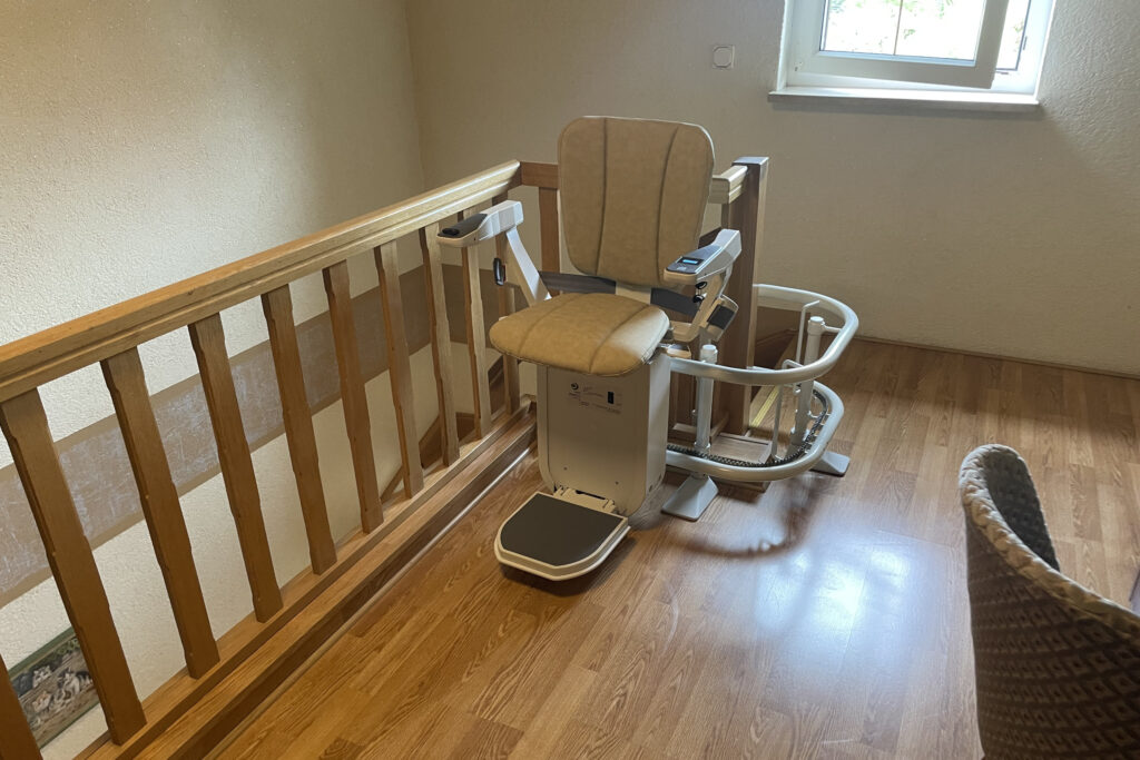 treppenlift-schmale-treppe-holztreppe-dresden-sitzlift