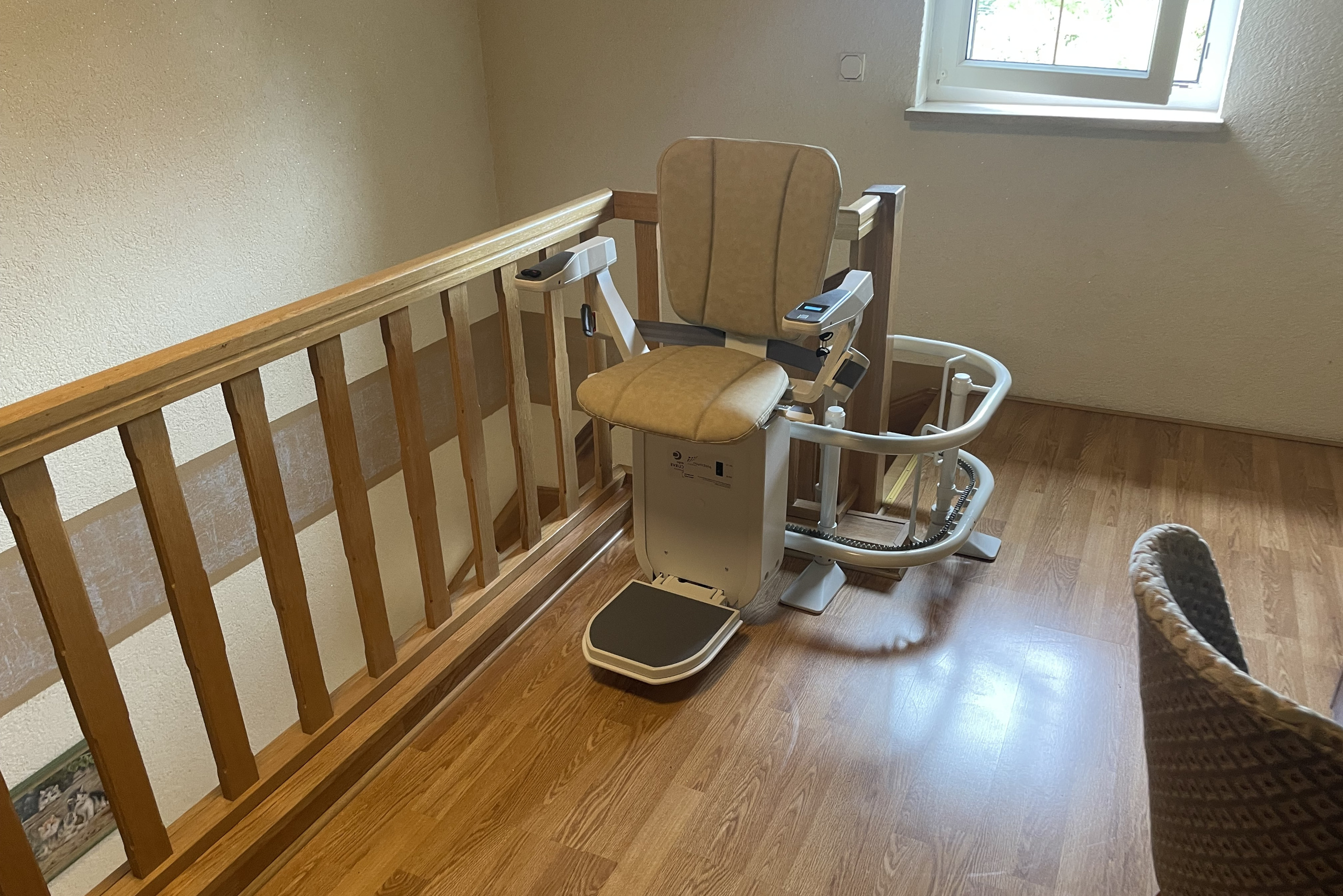 treppenlift-schmale-treppe-holztreppe-dresden-sitzlift