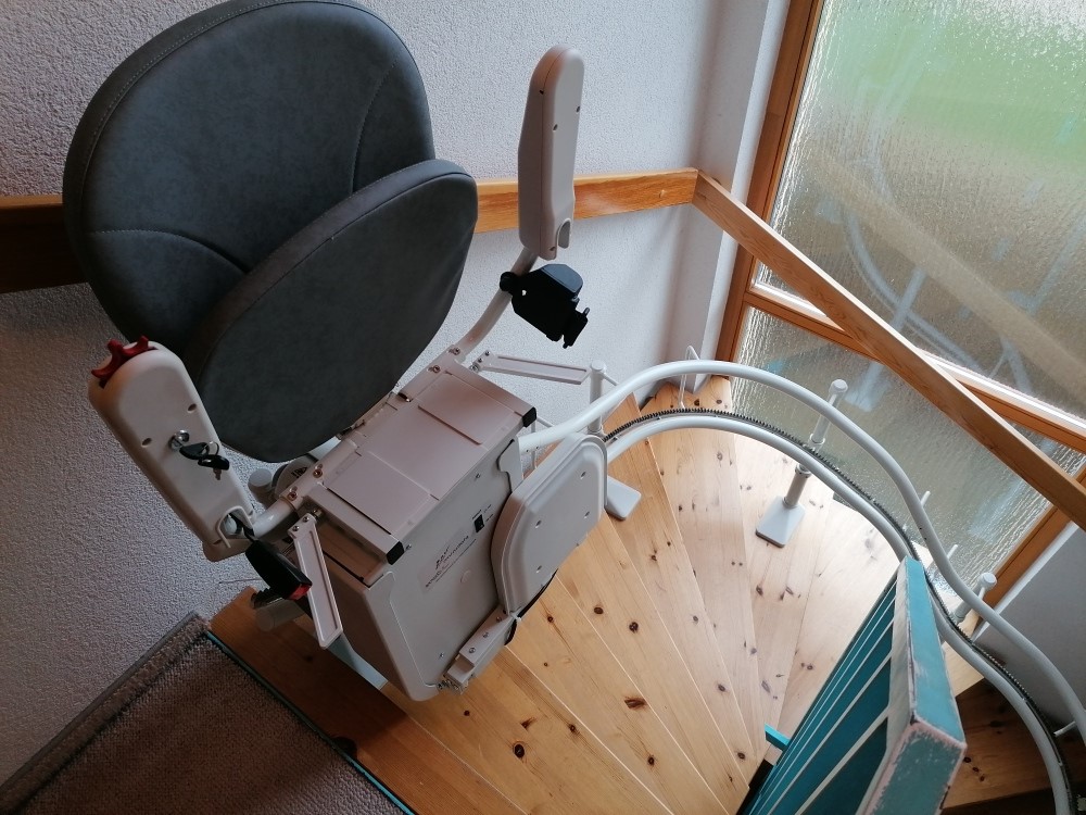 treppenlift-schmale-treppe-kurve-klappbarer-sitzlift