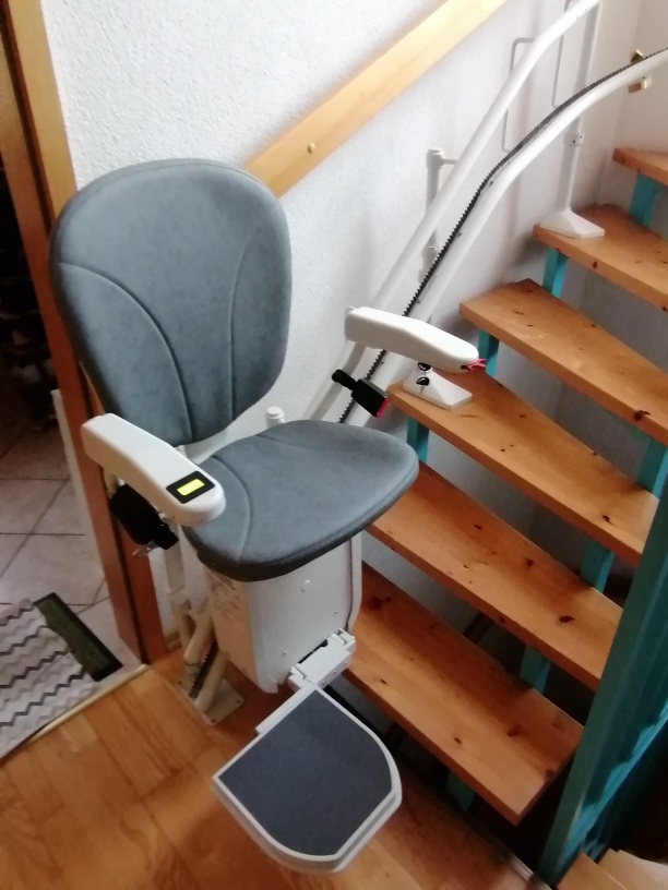 treppenlift-schmale-treppe-wendeltreppe-kurvig