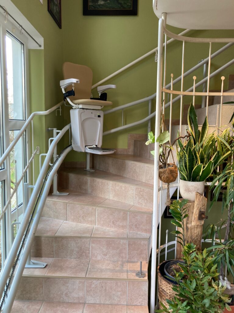treppenlift-steintreppe-kurvige-treppe