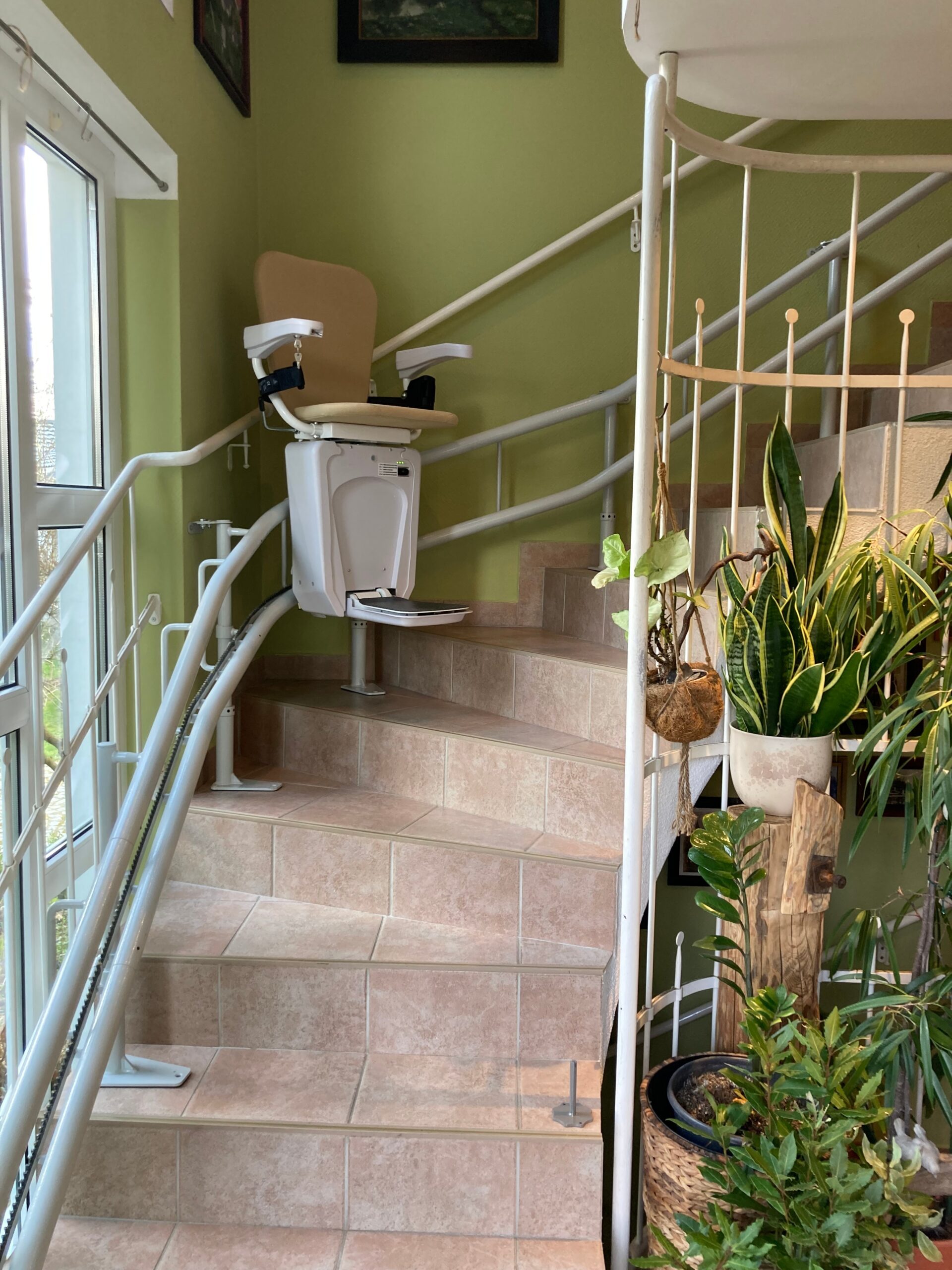 treppenlift-steintreppe-kurvige-treppe