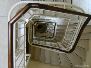 treppenlift-treppenhaus-ueber-mehrere-etagen-mehrfamilienhaus