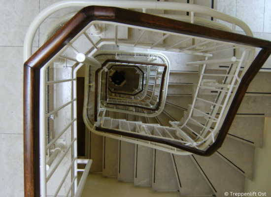 treppenlift-treppenhaus-ueber-mehrere-etagen-mehrfamilienhaus