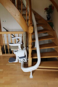 treppenlift-wendeltreppe-sehr-steil-kurvig